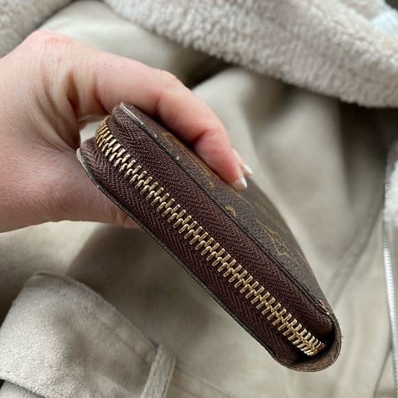 LOUIS VUITTON ZIPPY WALLET - Picture 2 of 11